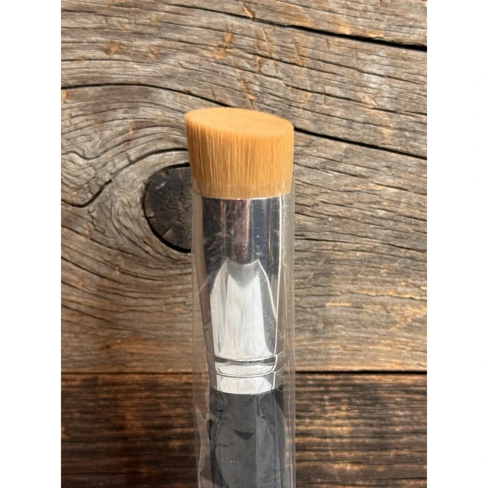 Laura Geller Angled Liquid Foundation Brush Black Handle NEW | MSRP = $25‎